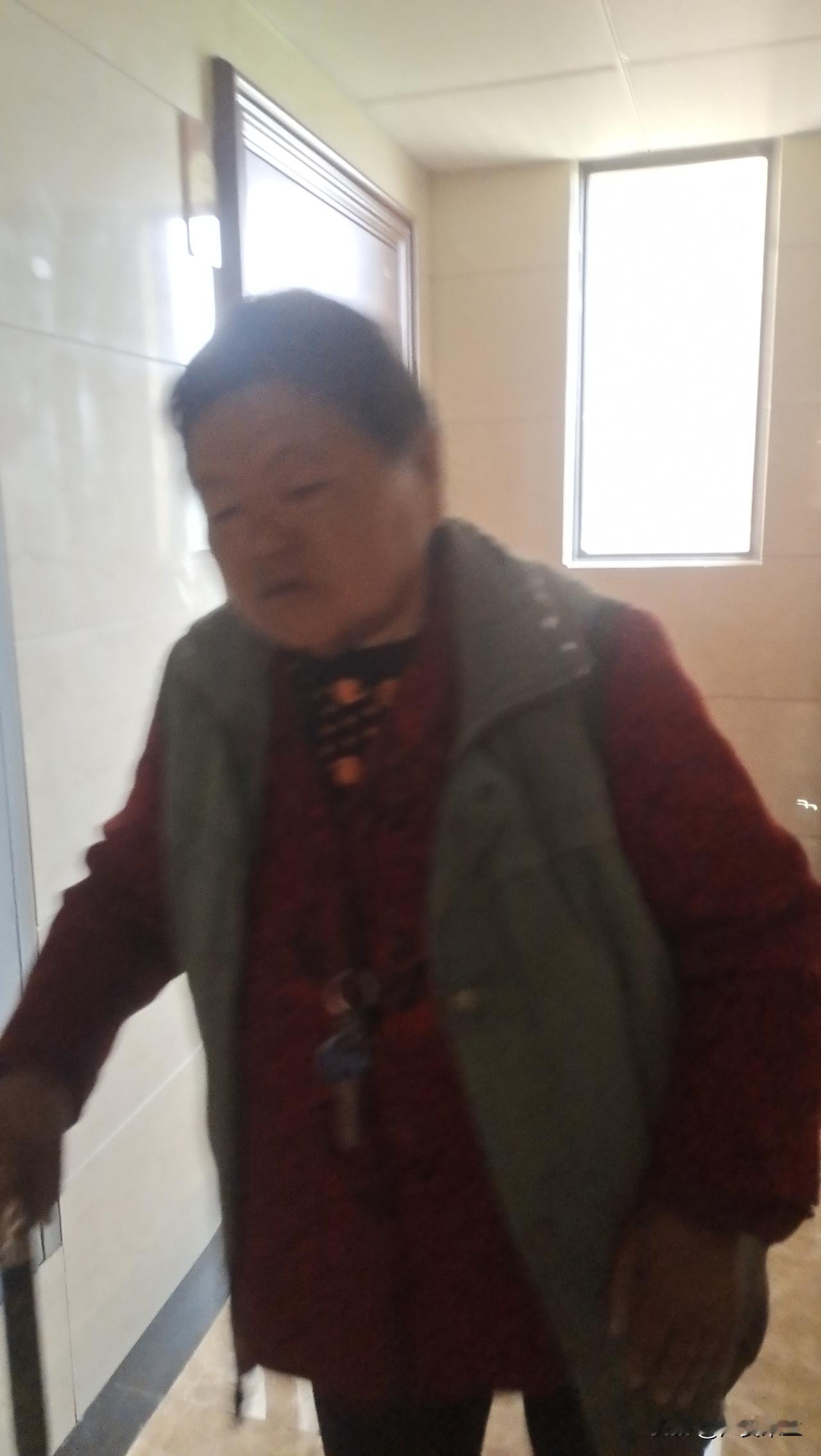 人老了真没意思。

今天下午我正睡得迷迷糊糊，突然听到“咚咚”的敲门声，我以为听