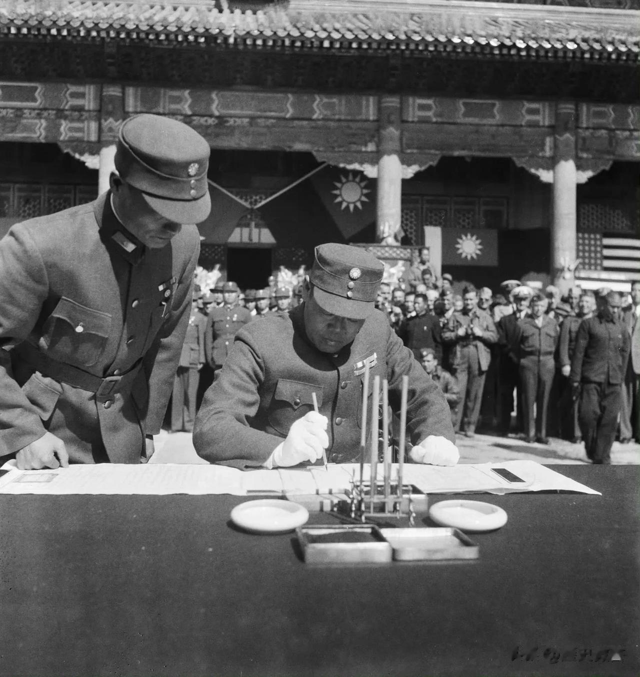 1945年10月10日，Hedda Morrison镜头下的华北日军投降签字仪式