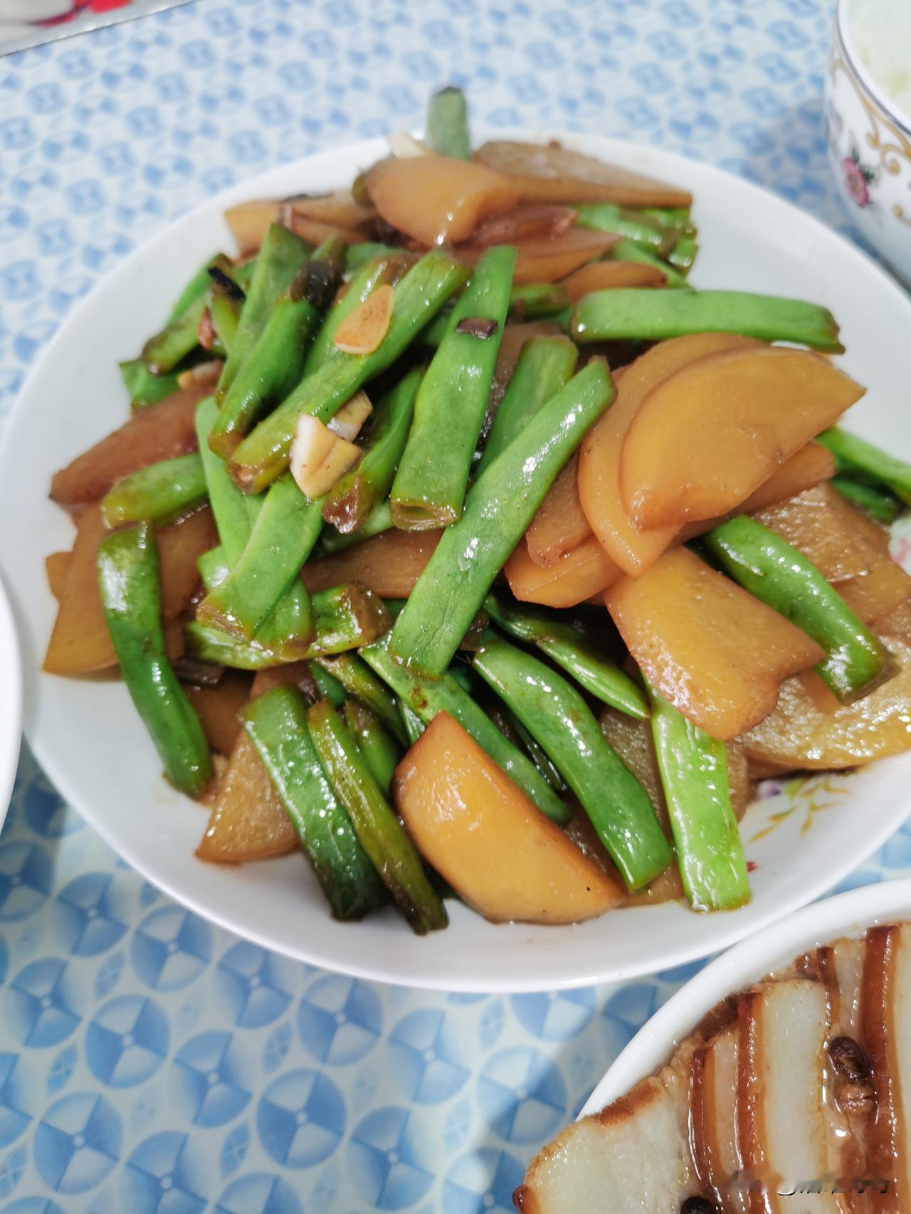 别人吃饭是为了活着，我活着就是为了吃饭，分工很明确。