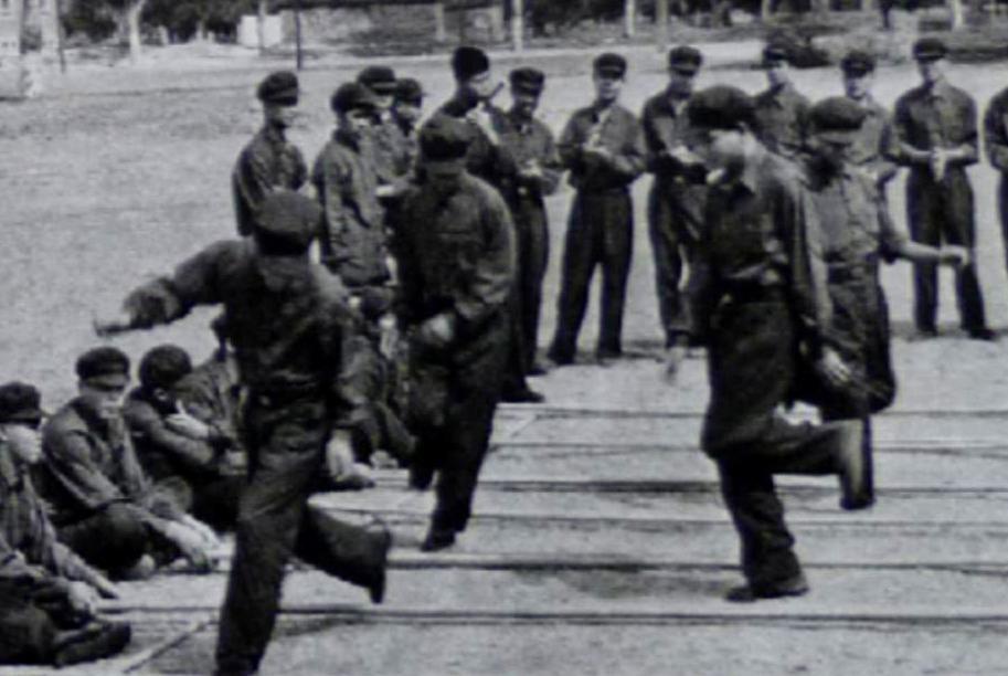 1979年6月20日，中越最后一批战俘交换现场，一名年轻的越南战俘缓步走向边界。