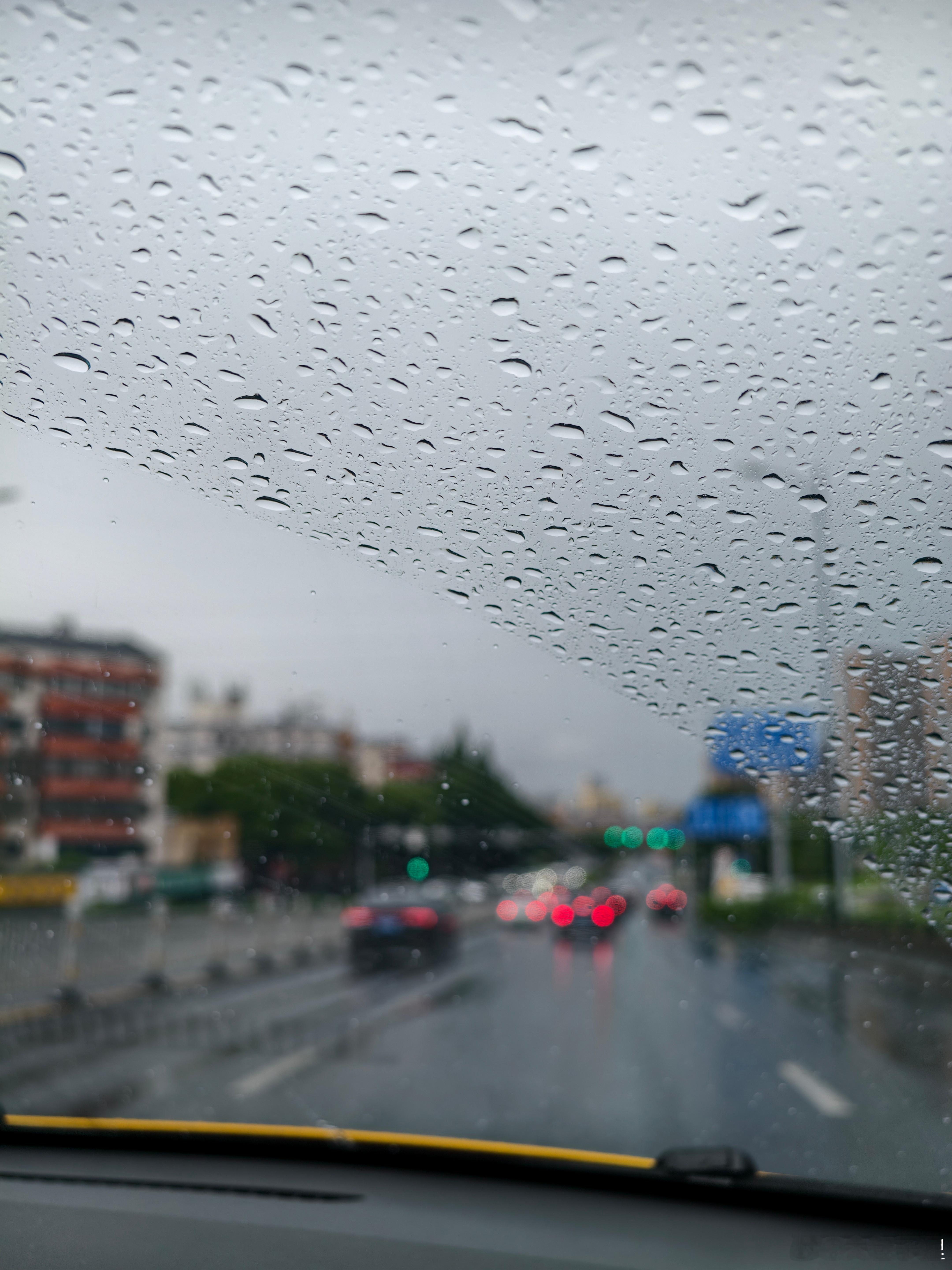 周末，下雨天，还要出门，一点点不开心。大家雨刮都选原厂雨刮吗？ 