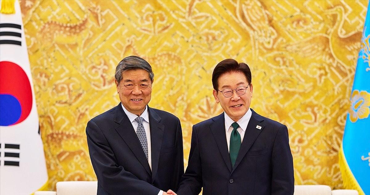 5月13日，首尔总统府出现了一个很典型的外交场景，同一天、同一地点，韩国总统李在