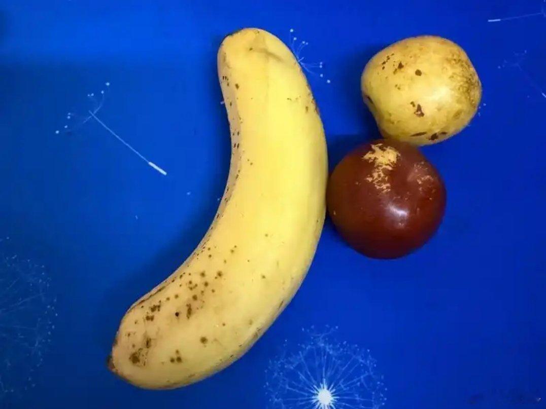 发明洗澡吃橙子的人是个天才 要不你们谁试试香蕉＋大枣的组合？你会回来感谢我的