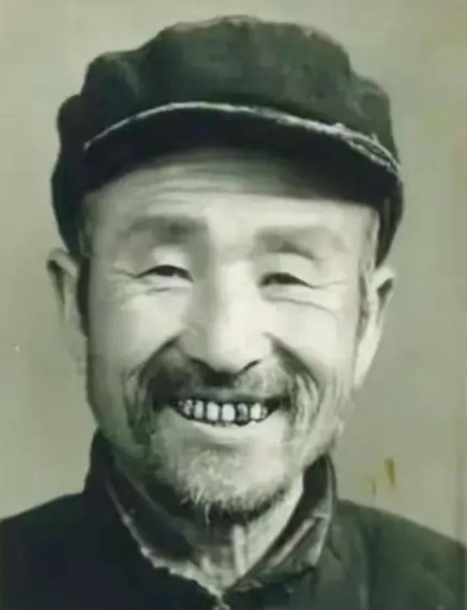 1956年，山东公安拦住一卖酒老汉，他掏出证件后，所有人都沉默了1956年3月，