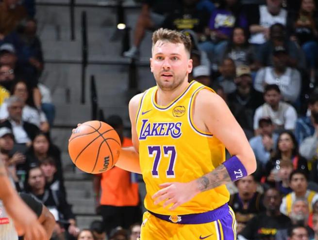 詹姆斯缺阵的时候，东契奇还是很厉害，面对马刺全员健康的，有文班亚马和卡斯尔、福克