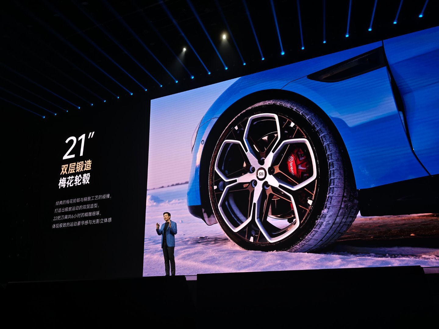 新一代SU7在内饰上的主要升级：全系标配18向可调运动座椅，支持侧翼支撑，副驾零