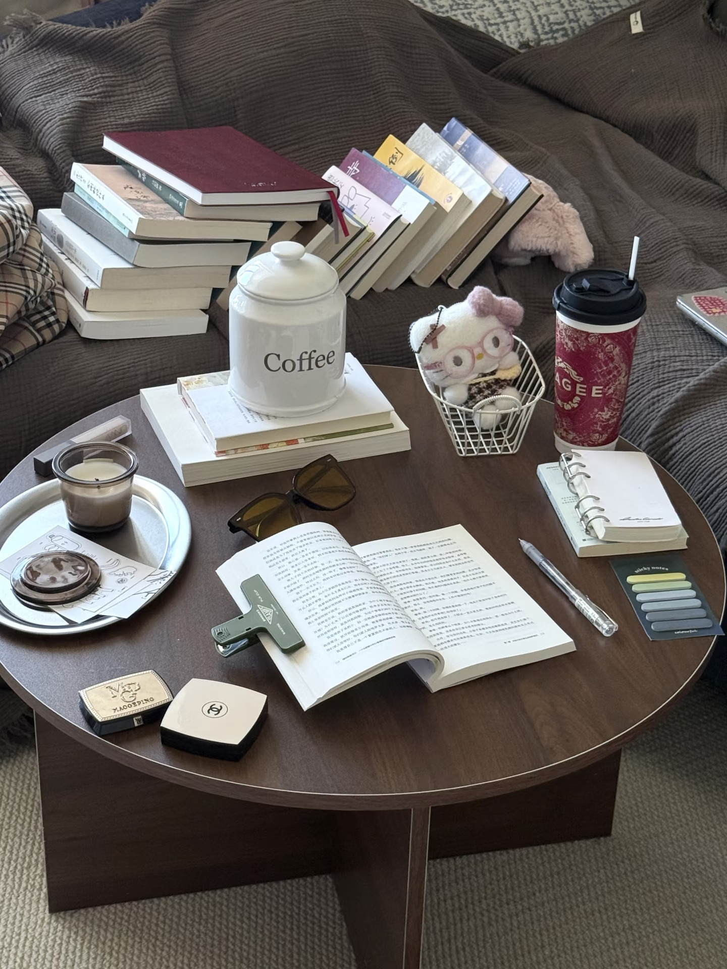 生活把我击倒在地，我幸福的睡着了。