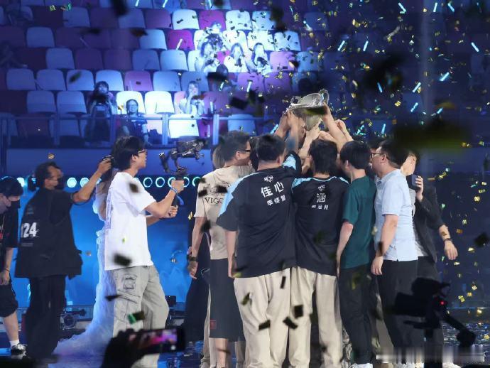 TTG金色雨漫天金色雨落下的瞬间，全场欢呼沸腾！广州TTG站上最高领奖台，银龙杯
