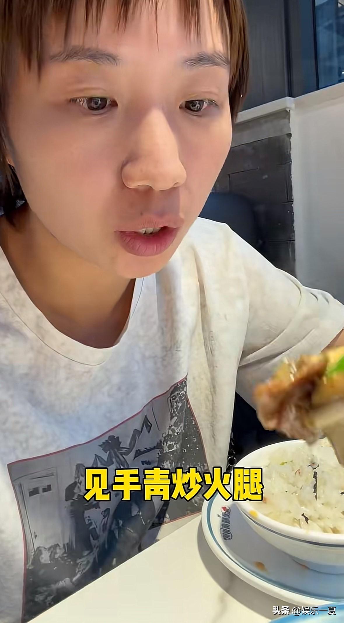 小鹿和老公到大理吃见手青结果中毒了，小鹿说“朋友们事情是这样的，我和汤包这几天在