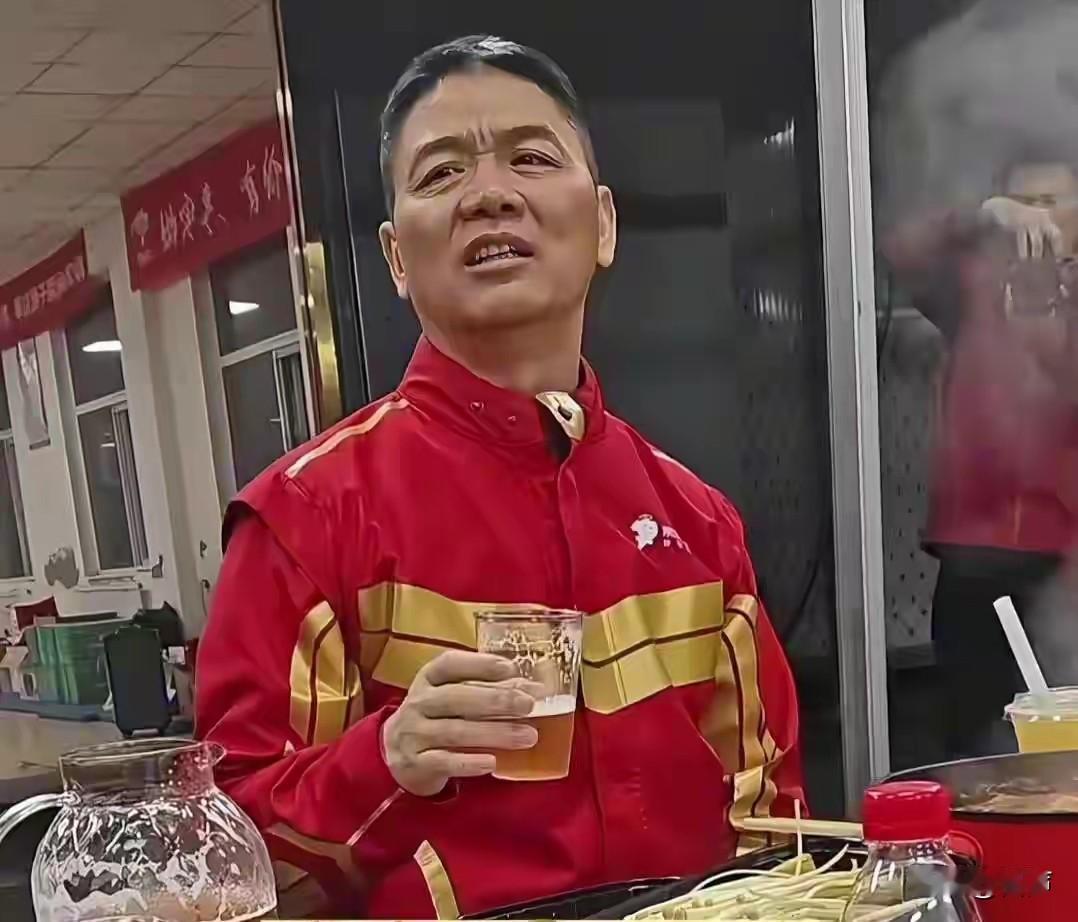 超过4亿人民币的物资被盗
恐怕京东的仓库早就被盯上了
就算是工人搬运也需要几个小