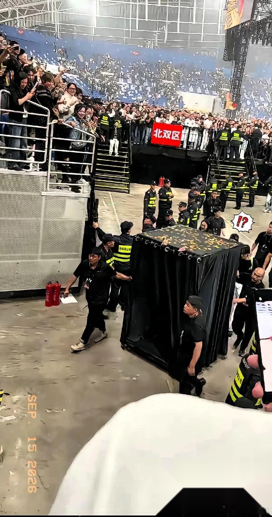 应采儿沉默了 原以为陈小春装在黑匣子搞怪退场 会让所有网友耳目一新，殊不知，大家