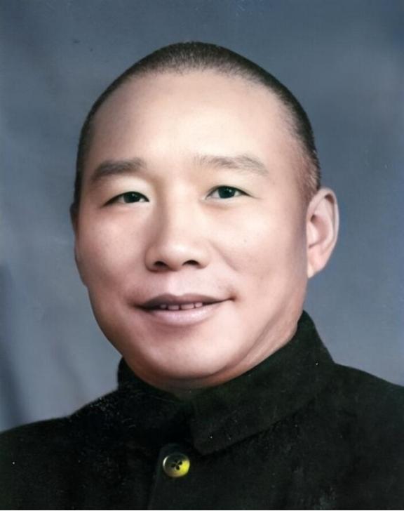 1948年，国军的一名伙夫和大部队走散了，被解放军拦下。解放军看他年纪大，便发了