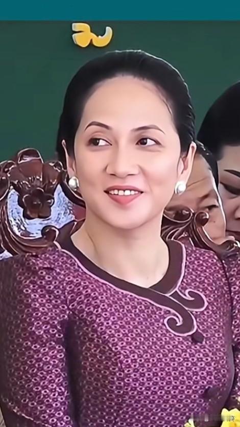柬埔寨第一夫人碧占莫妮45岁,出身高官家庭，学霸一路读到英国医学博士，和洪玛奈高