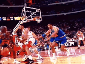 乔丹之所以被称为篮球之神，是因为他是NBA历史上最恐怖的存在。他的恐怖在于得分手