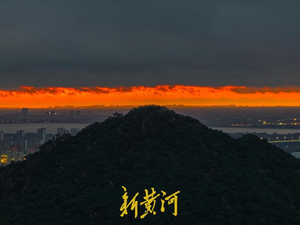 雨歇云破！济南雨后惊现“天空裂缝”，火红色霞光浸染山湖！6月6日，济南经历一天降
