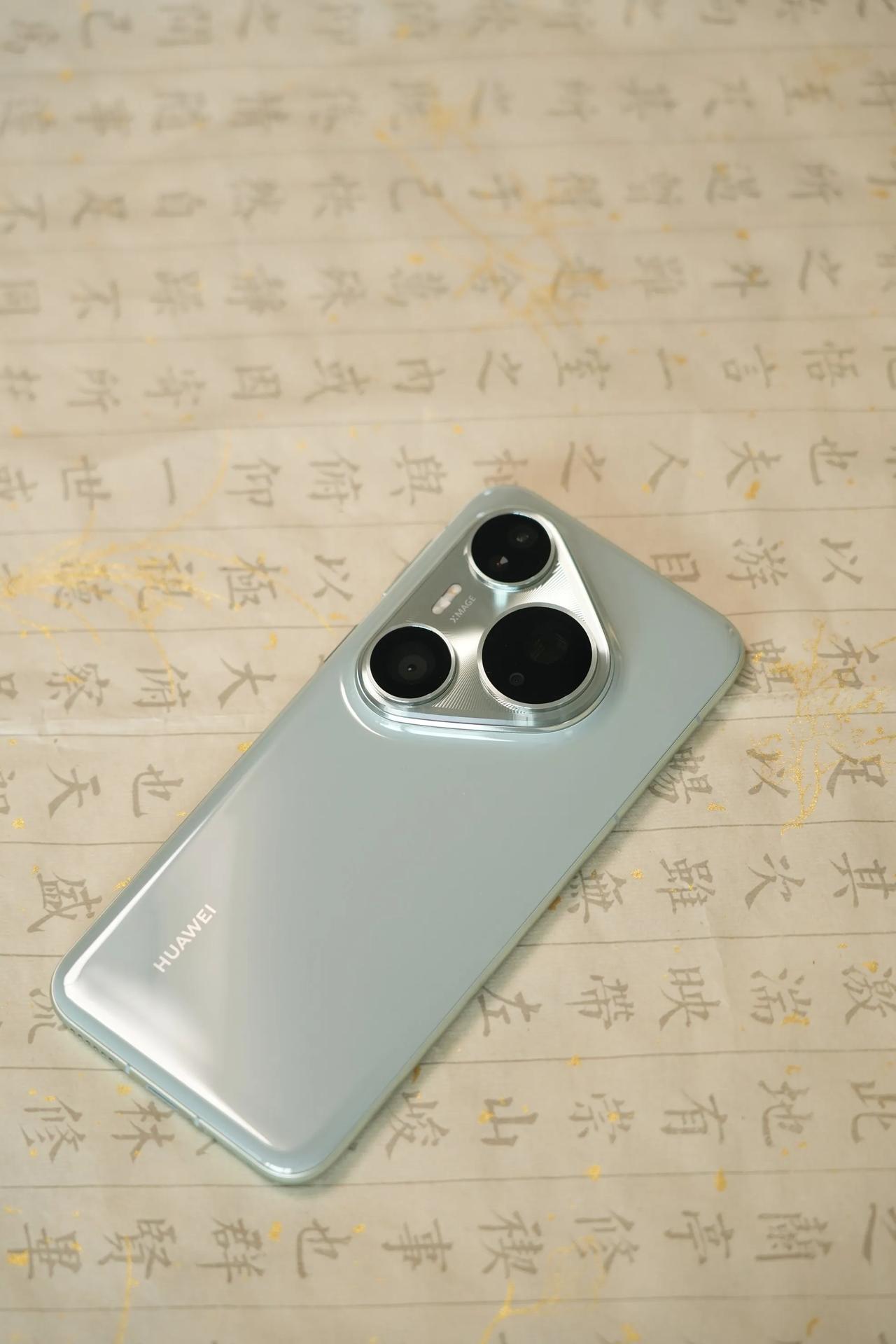 今天换台釉青色的 华为Pura80 Pro+ 用
色彩很雅
有点汝窑瓷的感觉
整
