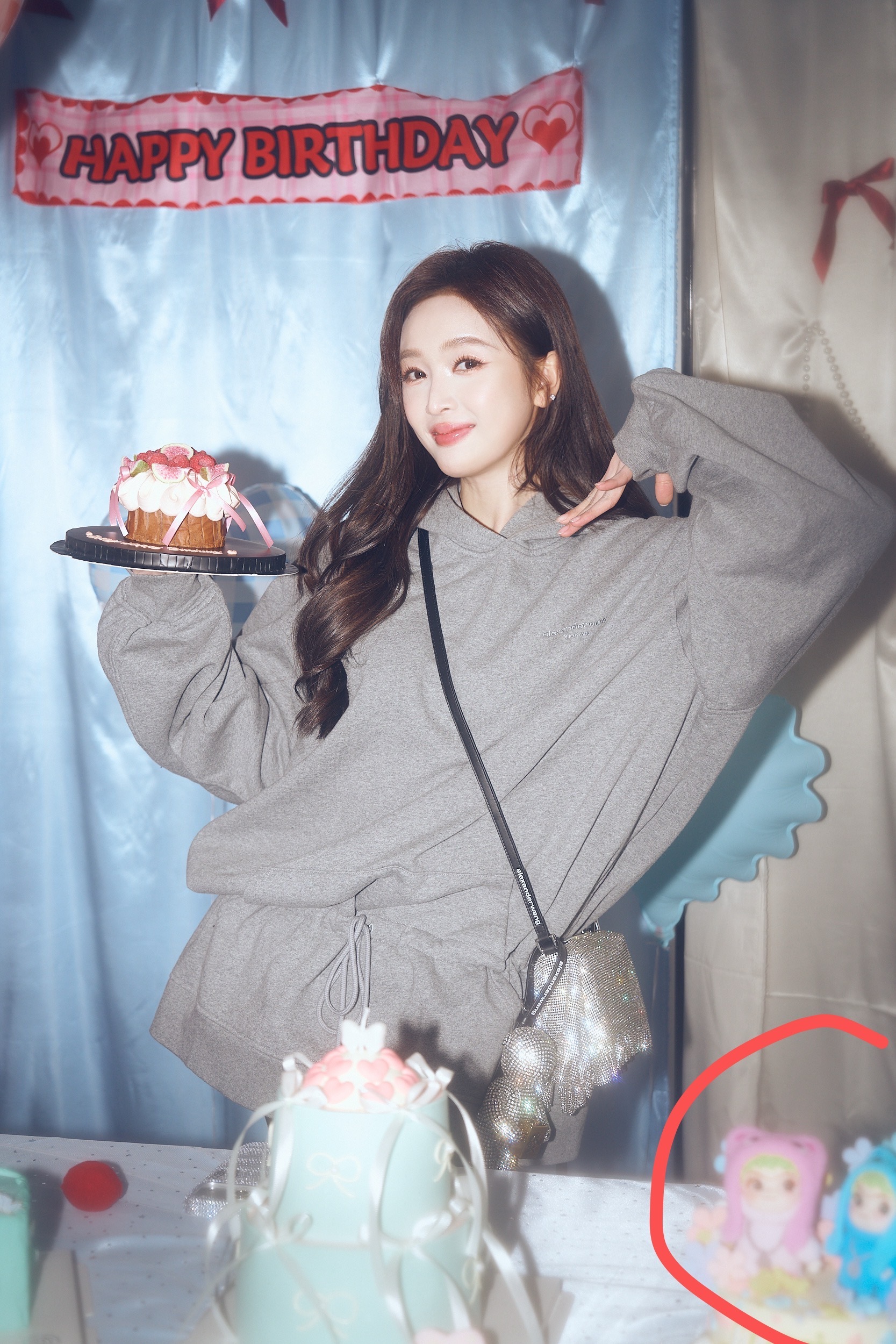 吴宣仪wxy吴宣仪0126生日快乐 爱你老己 收到了满满的爱和祝福 开心朋友们?