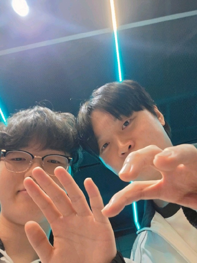 PerfecT更新KT 8连胜自拍：8连胜好好好！我们的中单大皇DD！