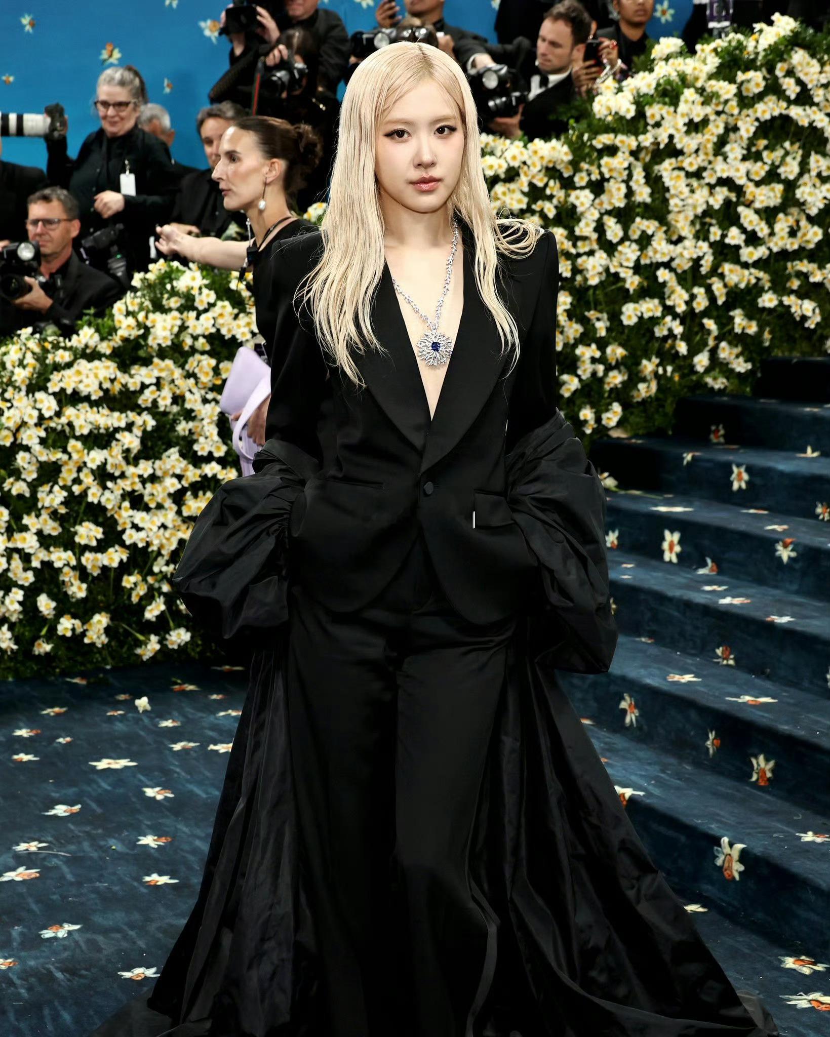 Blackpink除了金智秀全员出席MetGala红毯朴彩英，Lisa，Jenn