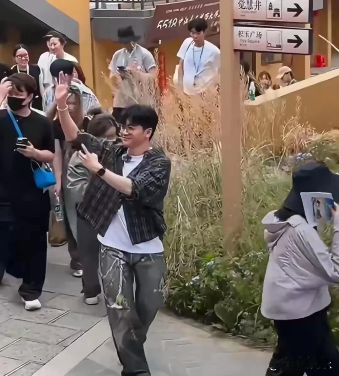 近日，苏有朋现身四川德阳录制综艺，生图曝光后网友直呼“逆生长”！51岁的他身穿浅
