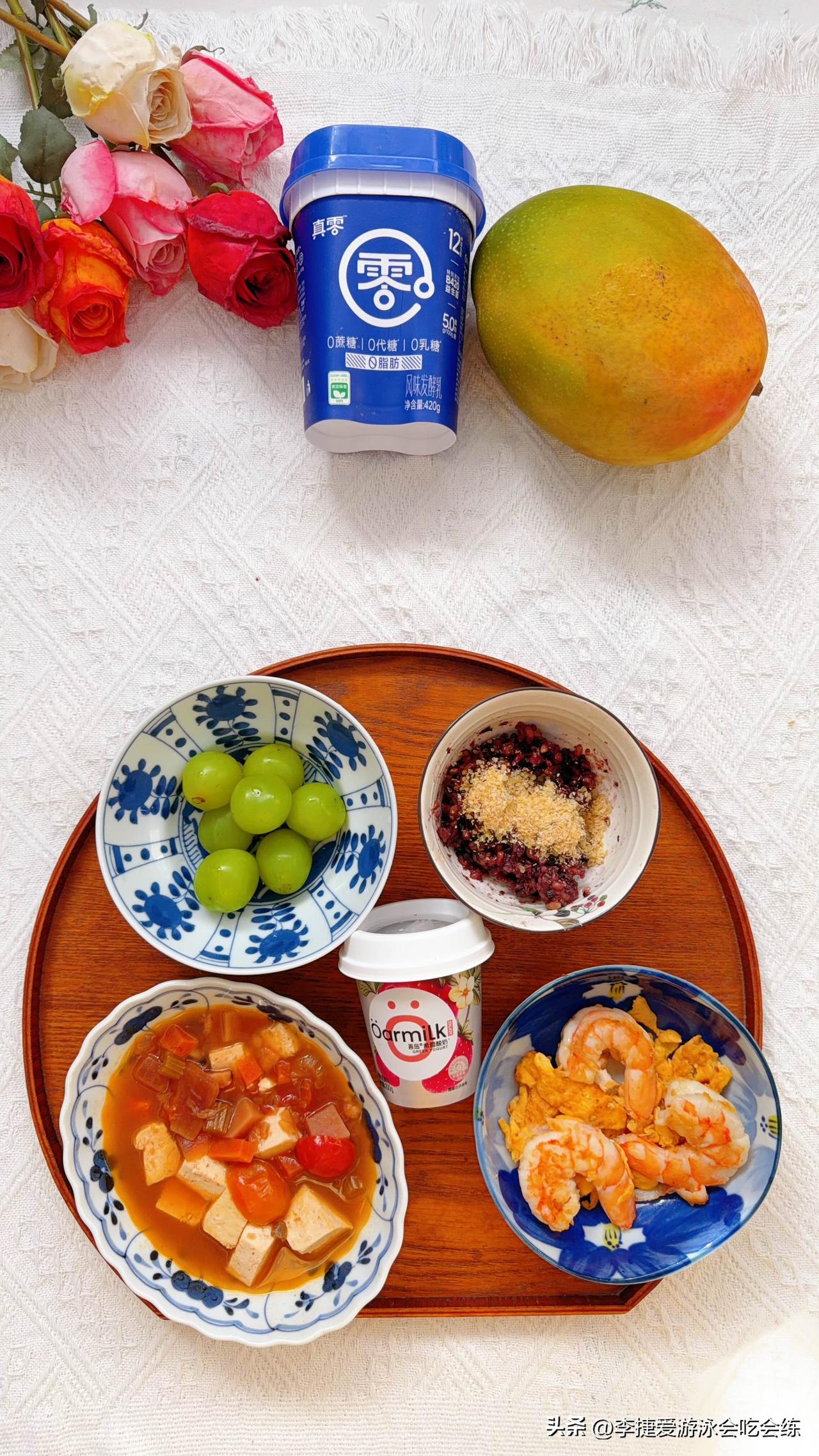 秋冬季特别容易长肥肉，在营养均衡的基础上，一定要控制食量的总摄入，总的热量不能超
