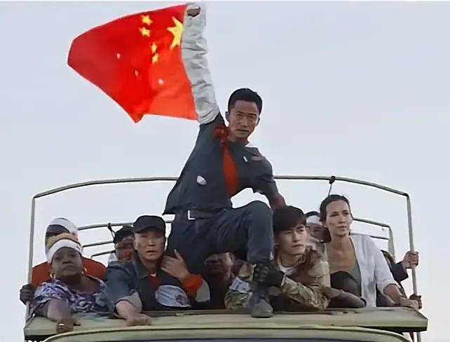 那些嘲讽吴京和战狼2的人，被打脸了吧，
在战狼2里，吴京举着中国国旗，顺利通过战