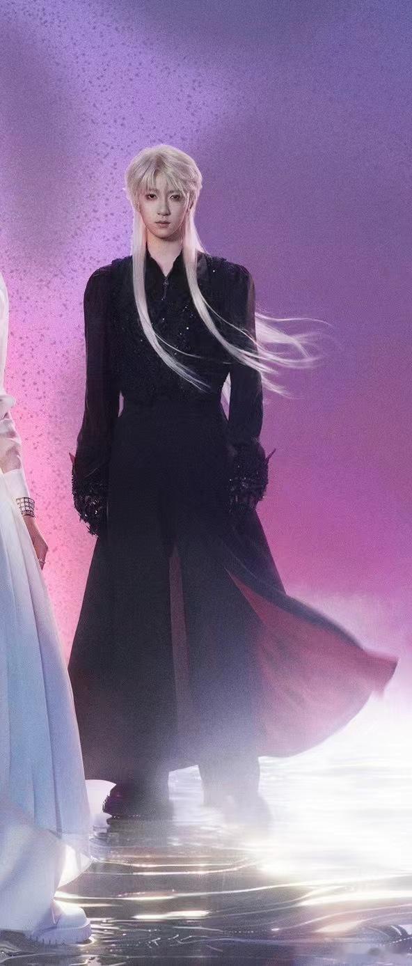 贺峻霖好像小兔仙 贺峻霖《刺》造型好像小兔仙，白色长发造型好帅气，期待新歌上线呀