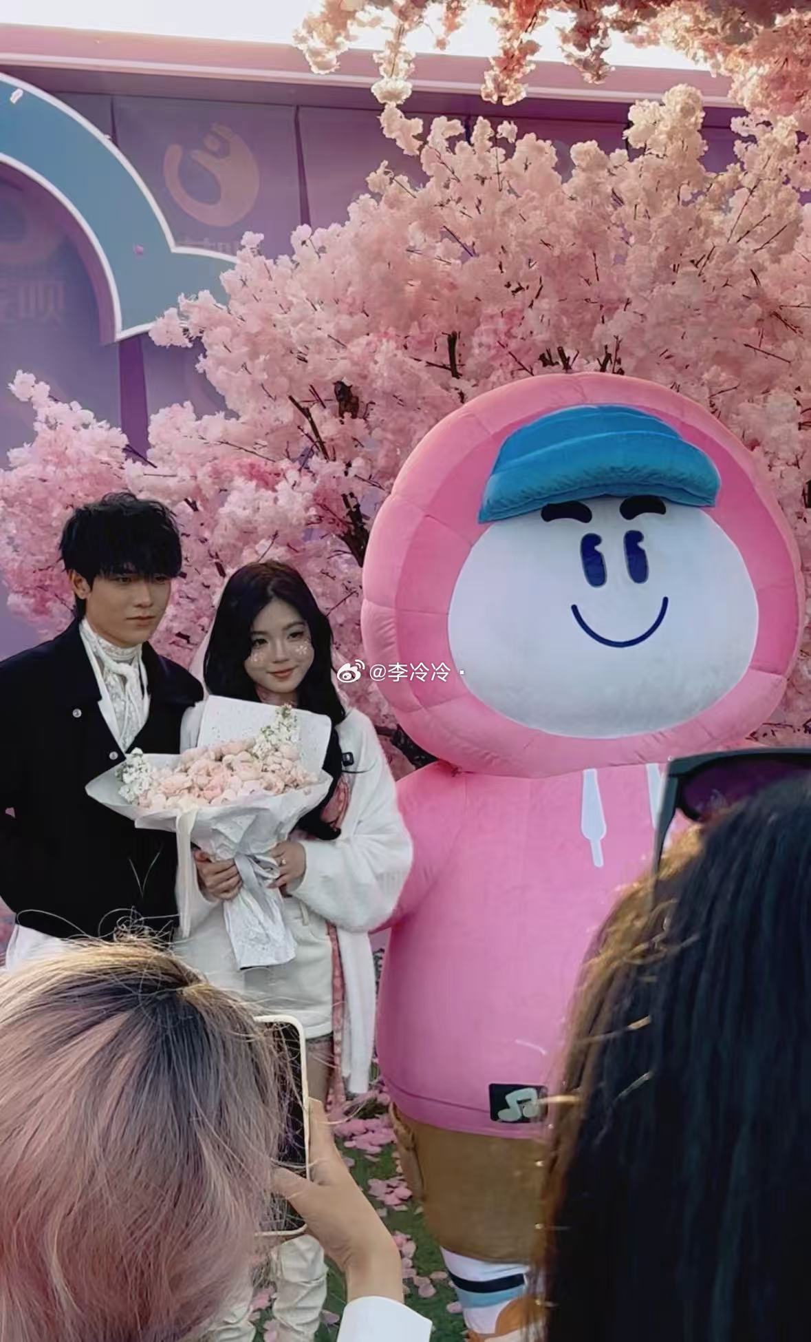 武汉音乐节现场服务给到夯啊啊啊啊被甜度暴击了！刷到武汉音乐节的求婚现场！男生捧着