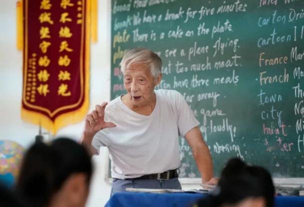 1990年，62岁教师接到退休通知，刚把教学工具上交，就扑通一下，趴在办公桌上，