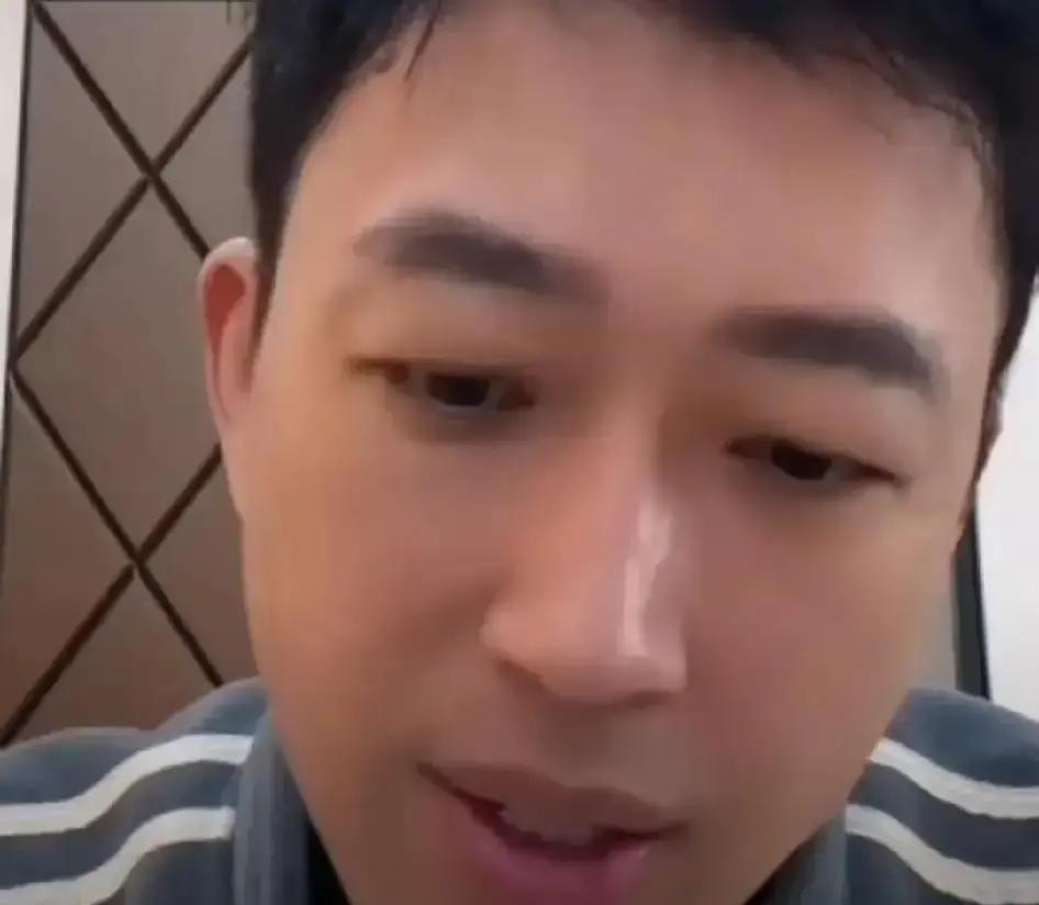 三年了，宋威龙还在拍外戏。
欢娱的片单上，他的名字彻底消失。
《以家人之名》爆红