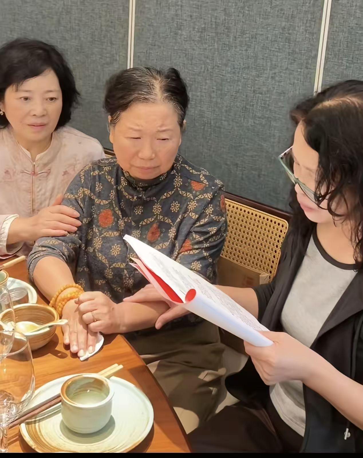 为什么要让杜新枝拿交费单出生证，这些存根在医院，二十多年有谁能保存，谁举证谁去查