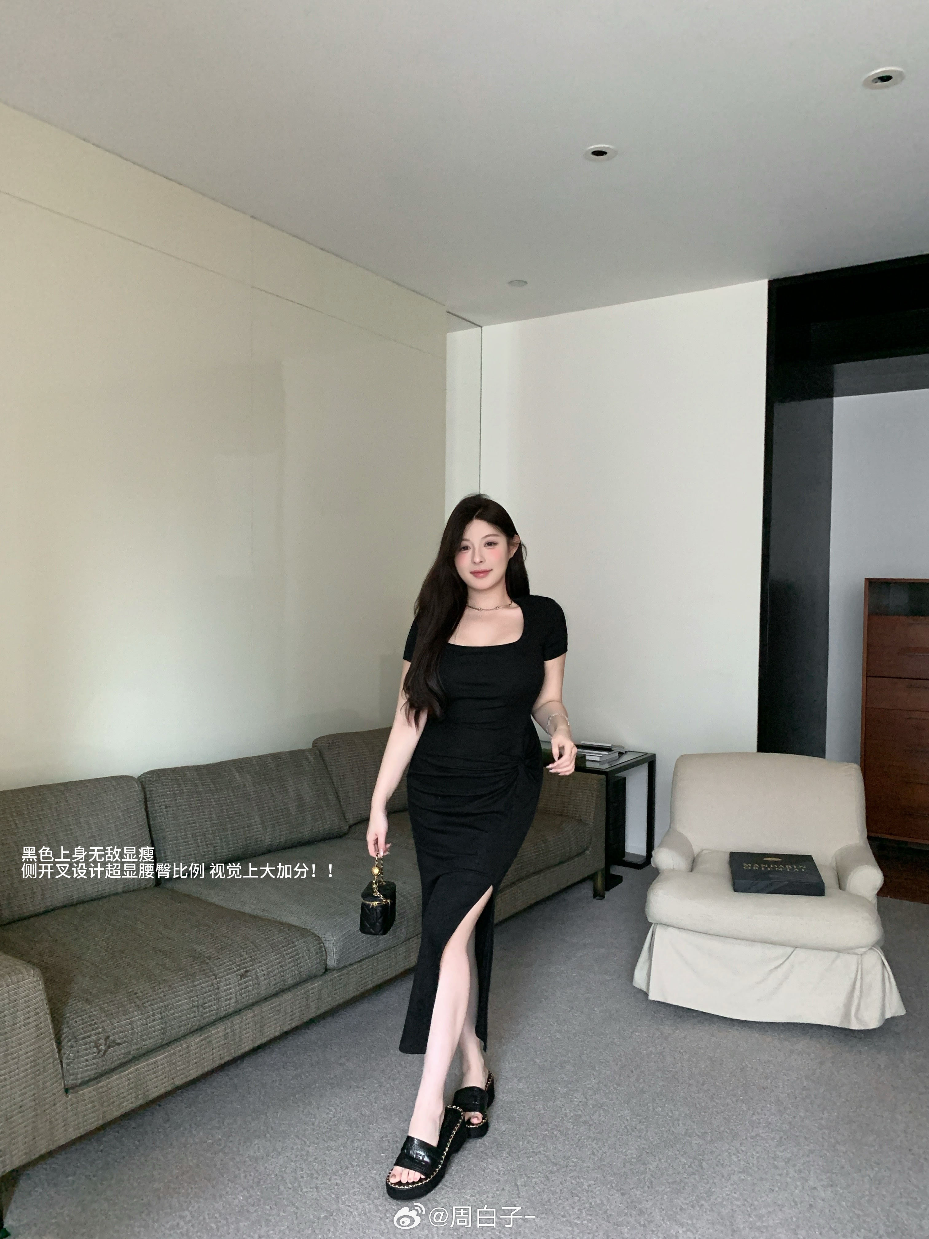 赫本风全能裙 🖤这条小黑裙简直美到犯规！！！🎯领口“U”字领型设计露出精致肩