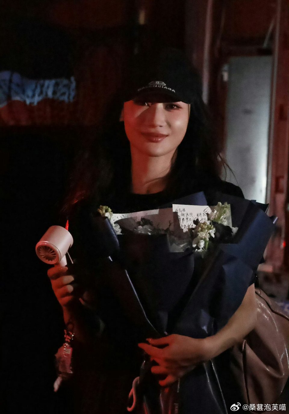 何宣林万花世界杀青捋清楚《万花世界》相关争议啦，澄清几个关键信息：何宣林这部戏全