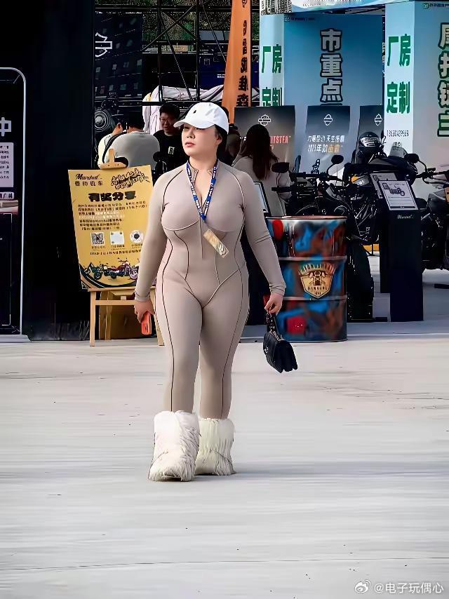 哇天！这“水塔”一样的身材，竟然穿成这样就出来逛大街了，这自信不知道是谁她的，真