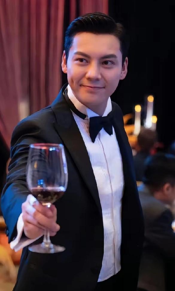 陈伟霆何穗低调迎接小星辰，
200万匿名捐赠早产儿基金

昨晚，
娱乐圈被一则暖