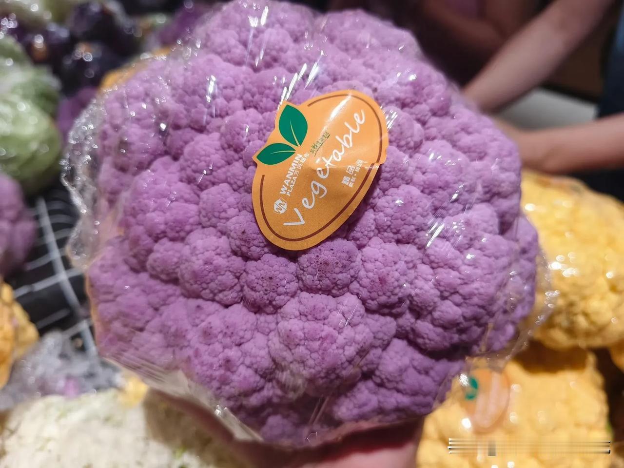 真的是贫穷限制了我的想象。
除了我们平常吃的白色的和绿色的菜花，原来还有五彩菜花