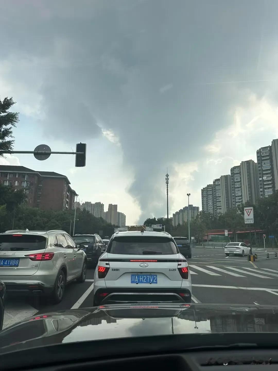 华阳又出什么事了，浓烟滚滚弥漫整个天际[捂脸][捂脸][捂脸]