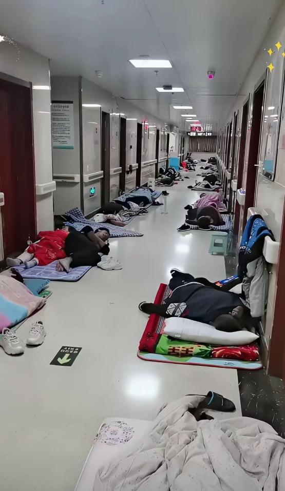 “这家医院真够人性的！”走廊允许家属们铺着垫子睡觉，不像有些医院，死活不让睡走廊