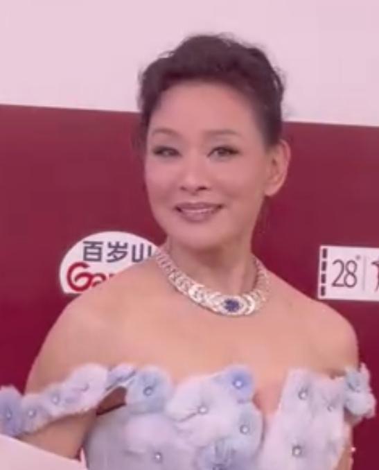 “回家看看也好”，恰好点出了陈冲在本届上海电影节上最核心的情感基调。她此次回来，