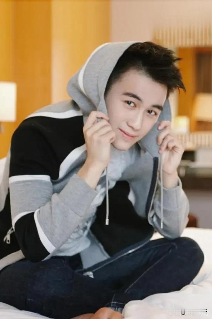一次，赌王何鸿燊家的保姆，买彩票中了3000万，她问赌王的儿子何猷君：“你想要什