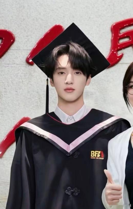 好帅好正啊 🎓 