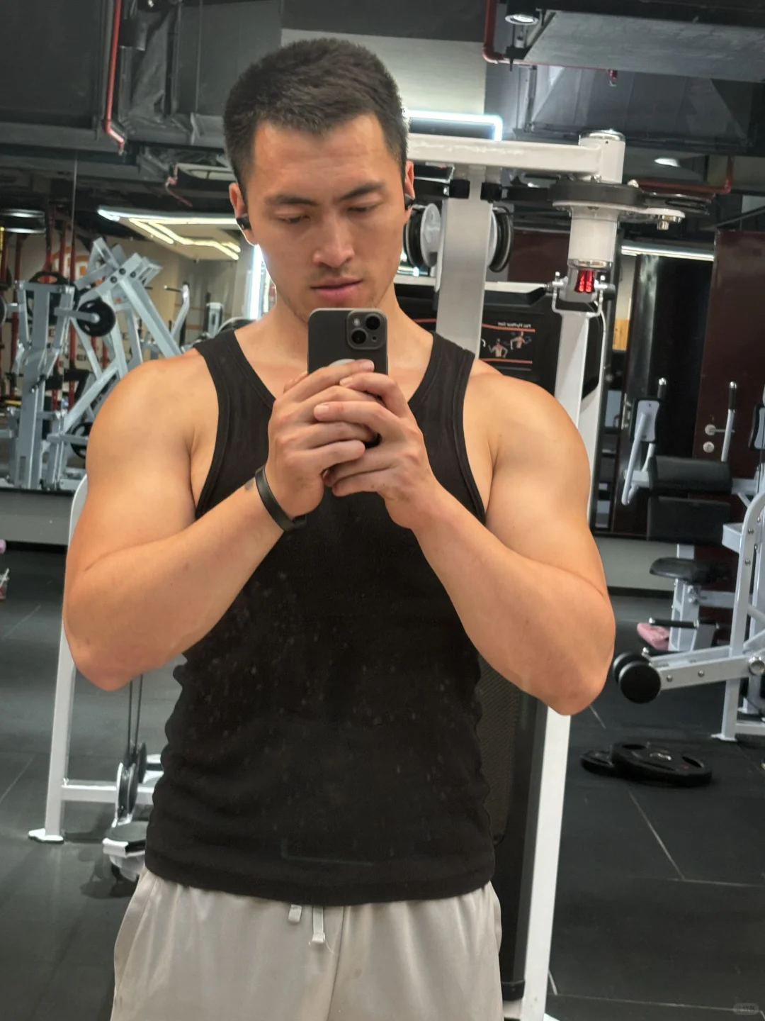 晒的黑红黑红的