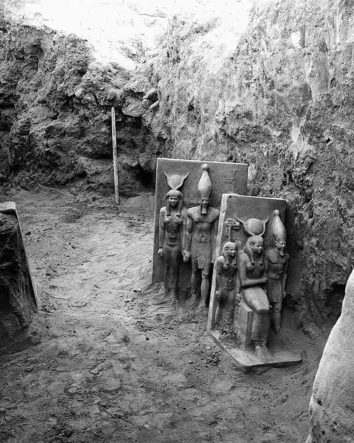 这些有 4500 年历史的雕像 1908 年，门卡拉石像在吉萨被发掘出...