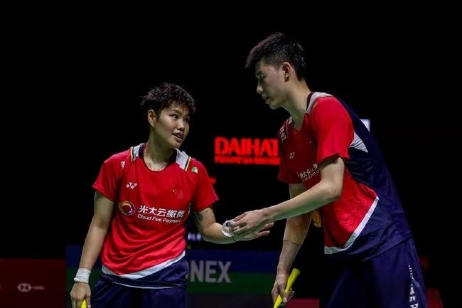 刚刚结束了一场2025年羽毛球年终总决赛混双小组赛，混双世界排名第一的囯羽组合冯