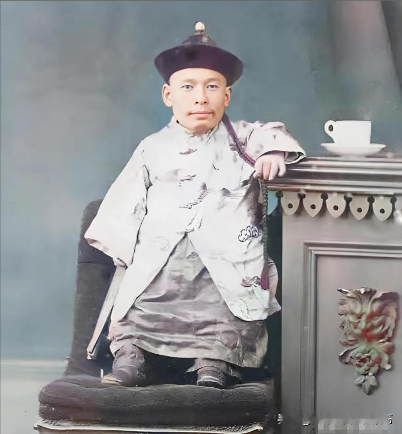 照片中的这位是清朝的一名侏儒，名叫车玛，据说他后来跟着洋人去往了国外。

据悉车