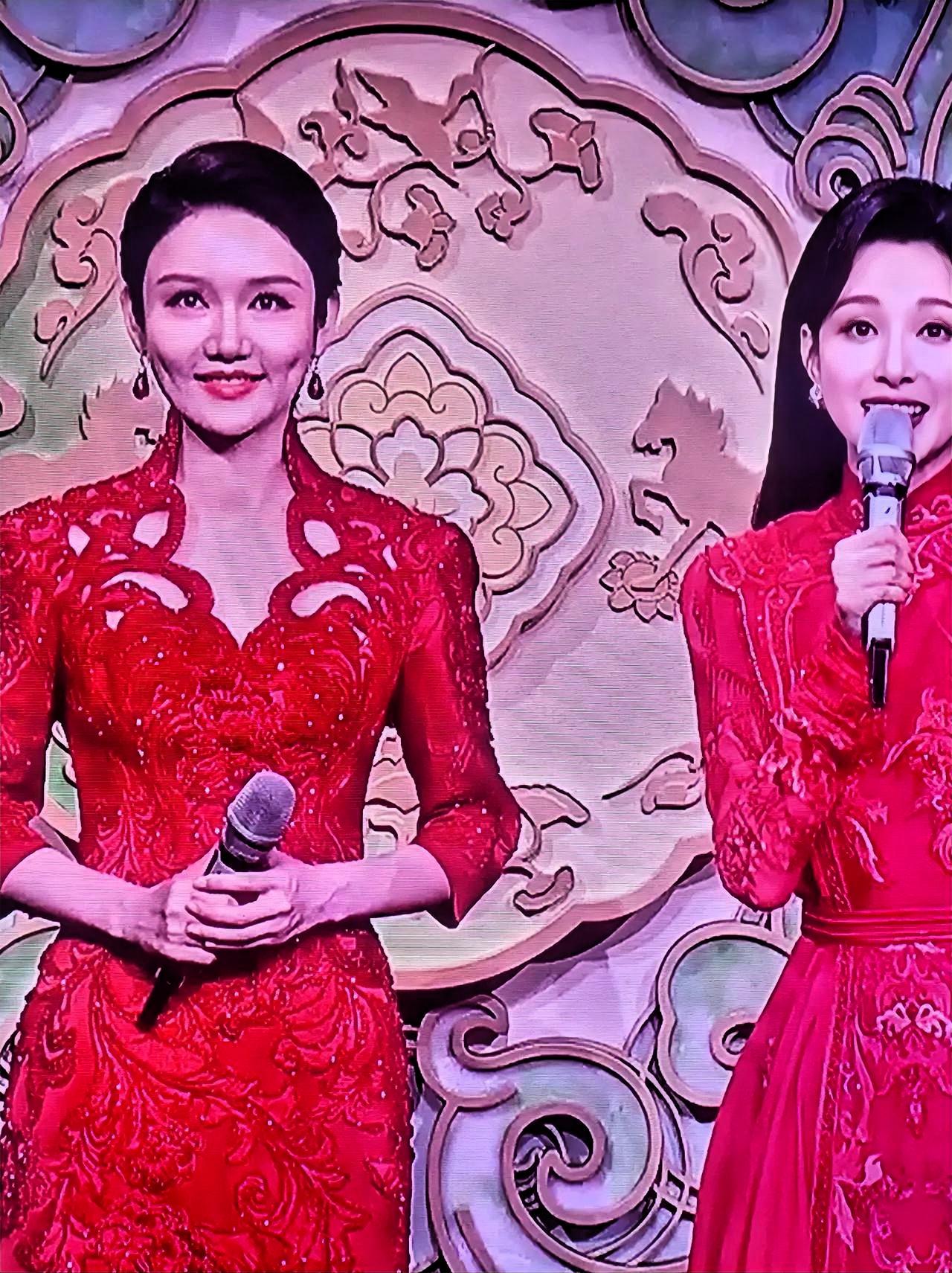 今年春晚主持画面一出来，很多人都注意到了，左边这位女主持人在念词时，眼睛一直往上