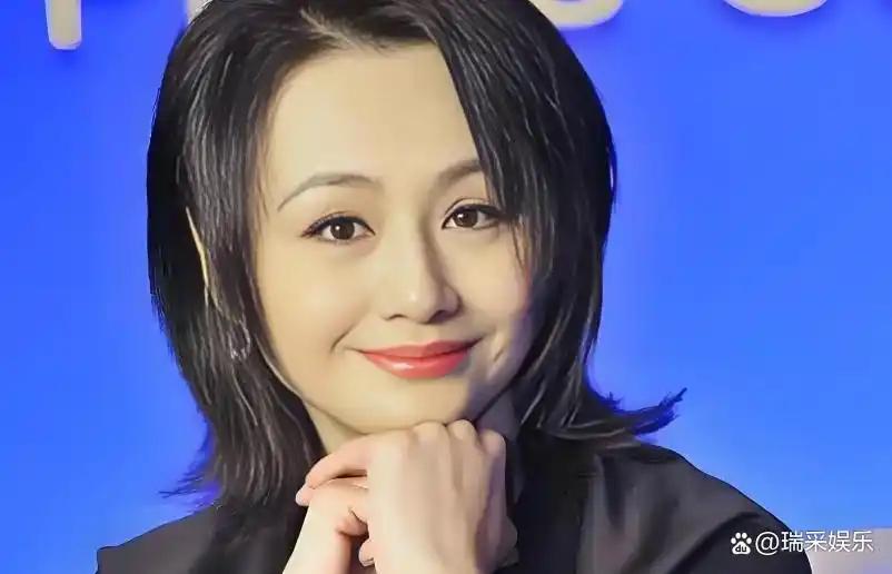 晚上在抖音上意外刷到了曹颖的直播间，直播间五万多人，曹颖说她现在53岁了，头上已