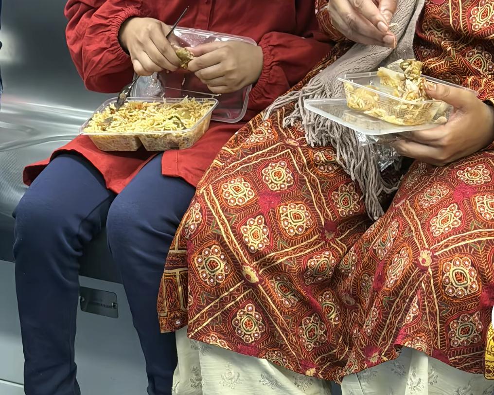 咱们自己人在地铁上喝个牛奶就被开罚单，而一群印度人在咱们的地铁上，旁若无人的吃起