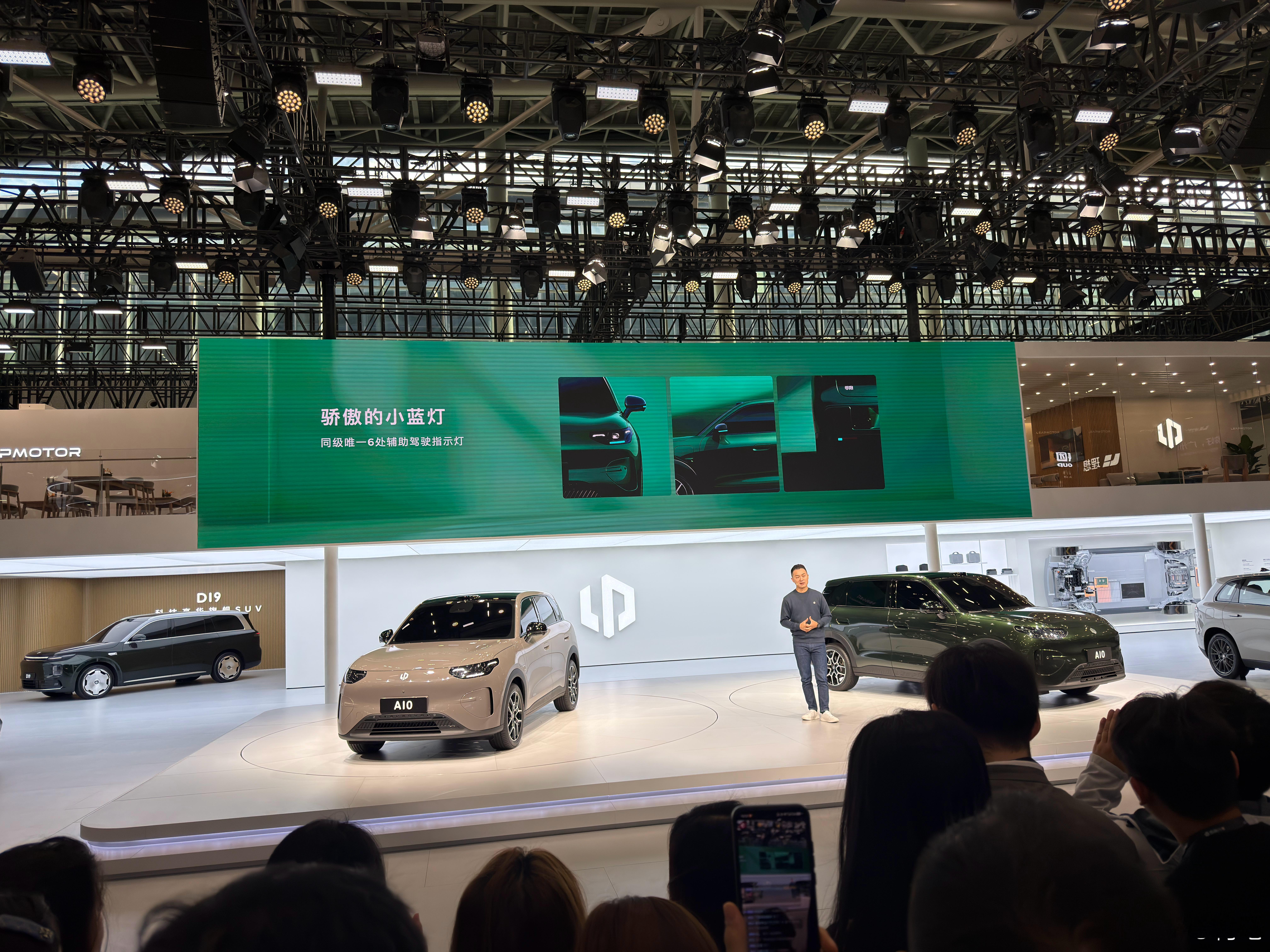 零跑A10竟然上小蓝灯了？全车数下来，竟然有6处。同级别好像还真没见过…… 