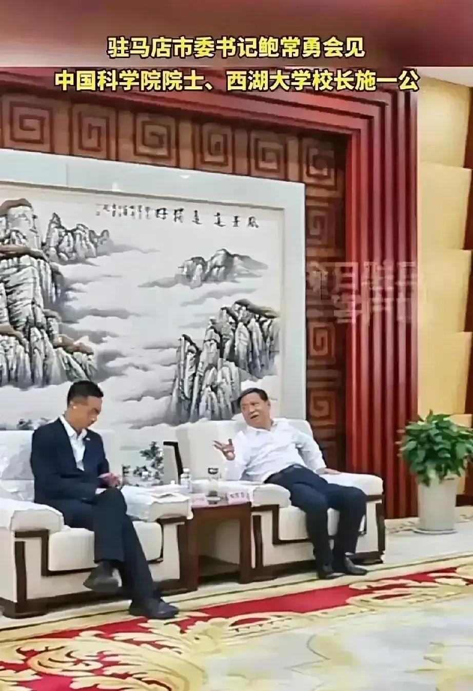 鲍常勇可能真的是腰不好，工作累的，他一直都是这个坐姿，大家没必要过分解读！